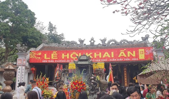 Cận cảnh màn rước siêu hương của 300 người trước giờ khai ấn đền Trần