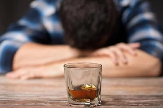 Vì sao có người uống rượu bia mãi không say, người nửa chén đã say?