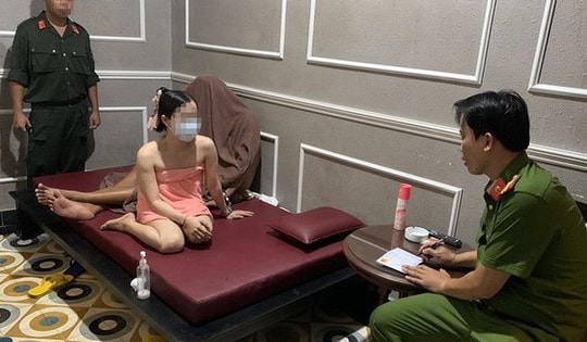 Bắt quả tang nhiều nữ nhân viên massage kích dục cho khách