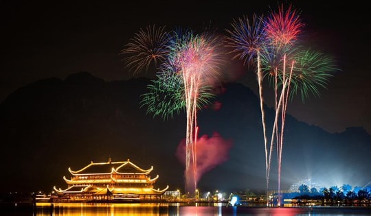 Cận cảnh màn pháo hoa lung linh sắc màu trong ngày khai xuân tại chùa Tam Chúc