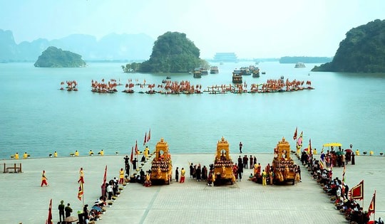 Cận cảnh hơn 200 thuyền lớn, nhỏ thực hiện nghi thức rước nước khai xuân Giáp Thìn tại chùa Tam Chúc