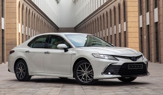 Giá lăn bánh xe Toyota Camry mới nhất: Rẻ đến khó tin, cơ hội cực tốt cho khách hàng nhưng giá vẫn 'chát' so với Mazda 6