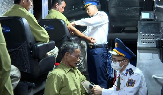 Cứu nạn kịp thời 7 ngư dân bị chìm tàu