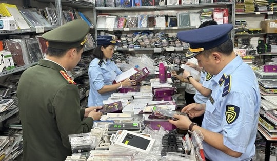 Thu hồi gần 2.000 linh kiện điện thoại không rõ nguồn gốc ở Nghệ An