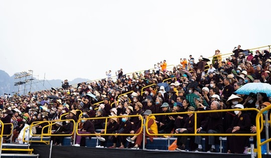 Nườm nượp du khách, phật tử khắp nơi trên cả nước đổ về chùa Tam Chúc khai Xuân Giáp Thìn 2024