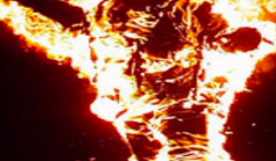 Đổ xăng lên đầu tình địch rồi châm lửa đốt giữa quán bia