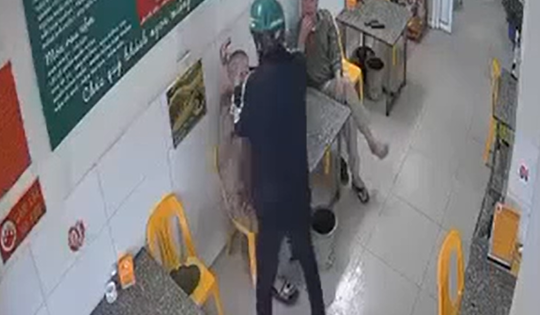 Khởi tố vụ án đổ xăng lên đầu tình địch rồi châm lửa đốt giữa quán bia