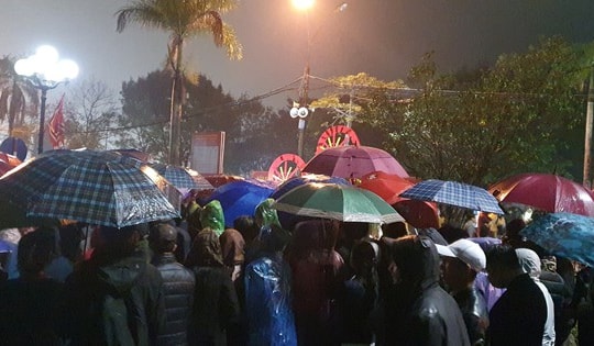 Người dân đội mưa xuyên đêm để chờ giờ khai ấn đền Trần