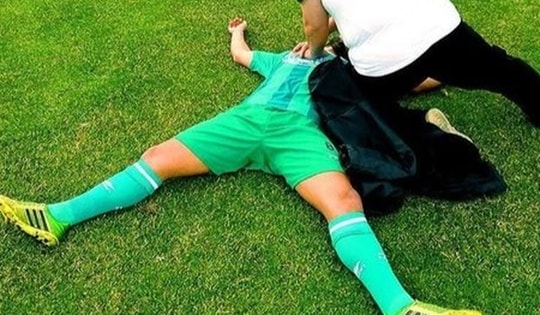 Vụ đột tử khi đá bóng: Cách nhận diện bệnh chết người