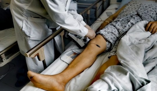 Người đàn ông liệt nửa người sau cơn đột quỵ chỉ vì một sai lầm, bác sĩ chỉ ra 3 việc nên hạn chế làm sau bữa tối