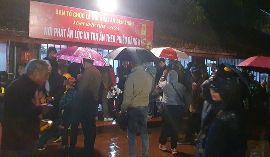 Có gì trong tờ giấy điệp đóng dấu ấn đỏ ở đền Trần mà ai cũng muốn đến xin vào dịp Rằm tháng Giêng?