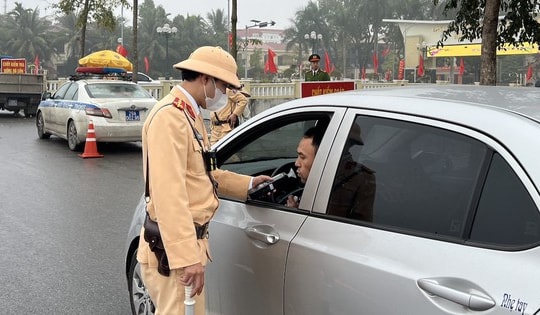 Ăn bò hầm rượu vang thổi nồng độ cồn có lên không?