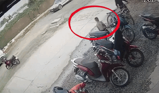 Video: Thót tim cảnh bé trai đột ngột lao ra đường khiến tài xế ô tô không kịp 'trở tay'
