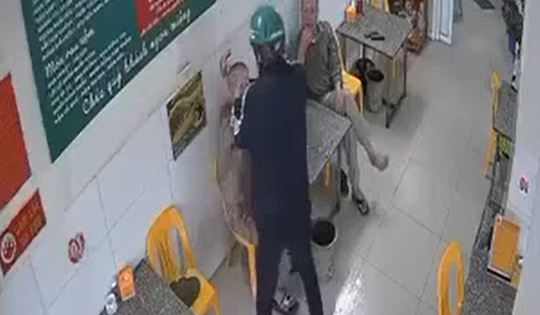 Người đàn ông bị tình địch đổ xăng đốt tại quán bia đã tử vong