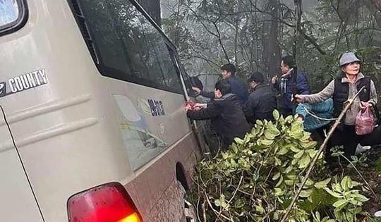 Xe chở cán bộ hưu trí lao xuống vực ở Tam Đảo