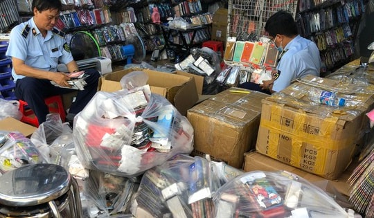 Bất ngờ khi kiểm tra 3 điểm bán phụ kiện điện thoại phát hiện nhiều sai phạm, ‘dế’ của nhiều người được bảo vệ bởi phụ kiện 'lởm'