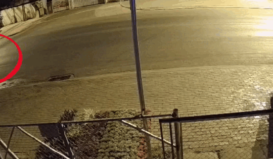 Video: Hoảng hồn cảnh nữ công nhân bị xe máy tông chấn thương sọ não khi đang quét rác trên đường