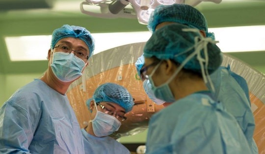 Bác sỹ trắng đêm chỉnh cột sống hình con rắn cho bé gái 13 tuổi