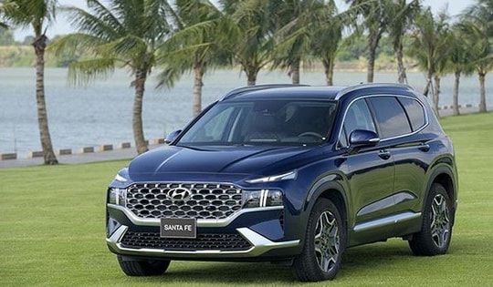 Giá lăn bánh Hyundai SantaFe 2024 mới nhất ra sao khiến Toyota Fortuner phải 'cân não'?
