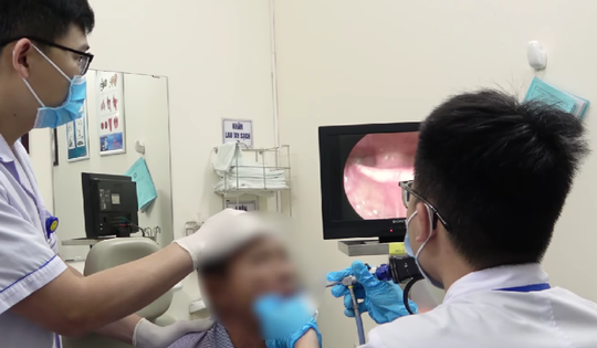 Gắp con đỉa dài 6cm trong cổ họng người đàn ông ở Hà Nội