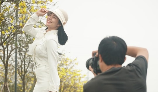 Hoa Phong Linh 'bung lụa', người dân đổ xô đến chụp ảnh