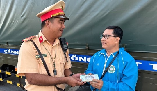 CSGT nhặt được xấp tiền, trao trả cho người đánh rơi