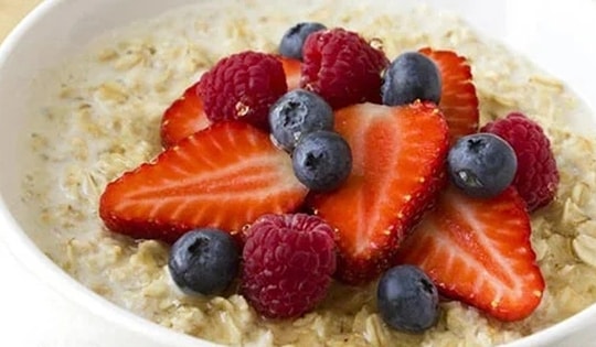 8 thực phẩm nên ăn và 8 thực phẩm nên tránh khi bụng đói