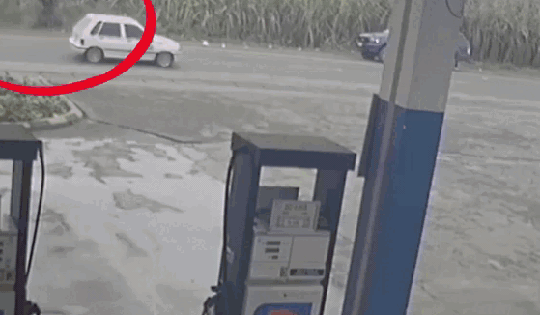 Video: Lái xe máy kiểu 'cảm tử', người đàn ông nhận kết cục thương tâm trước đầu ô tô