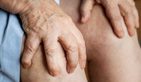 Trời lạnh làm cách nào để giảm đau xương khớp?