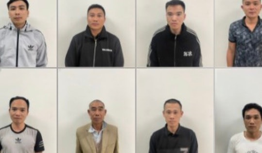 Bắt quả tang 12 người đánh bạc tại hội làng ở Hà Nội