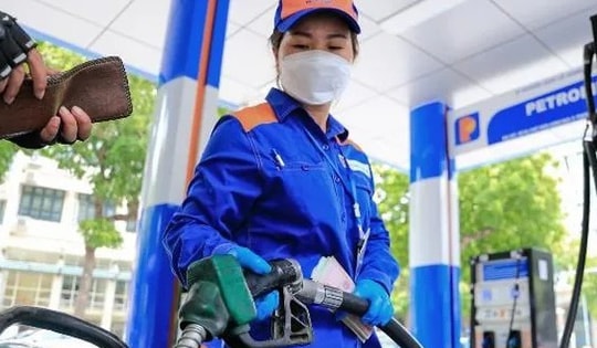 Giá xăng dầu hôm nay tăng giảm đan xen