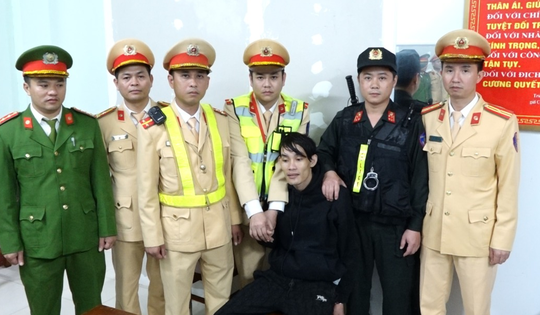 Thanh niên ôm hàng ngàn viên ma túy 'thông chốt'