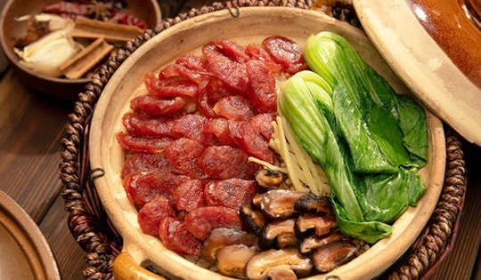 Xử lý lạp xưởng thừa sau Tết với món cơm niêu lạp xưởng thơm ngon