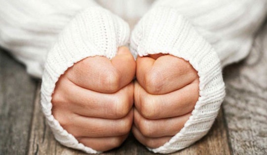 Tay chân lạnh có thể do thiếu vitamin và khoáng chất?