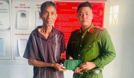 Người đàn ông nghèo khó nhờ công an trả lại gần 30 triệu đồng nhặt được