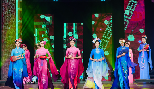 Mãn nhãn màn trình diễn áo dài của 57 NTK tại Tuần lễ áo dài Việt Nam 2024