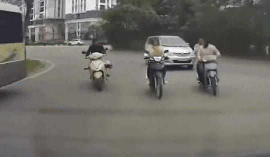 Video: Phẫn nộ cảnh hai thanh niên đi xe máy vượt ẩu, vô cớ tấn công người phụ nữ trên đường phố Hà Nội