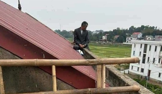 Kẻ chém vợ và mẹ vợ đang cố thủ trên nóc nhà