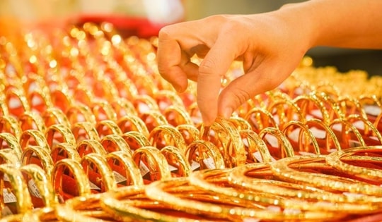 Giá vàng hôm nay ở mức cao nhất mọi thời đại, nên bán chốt lời hay mua vào?
