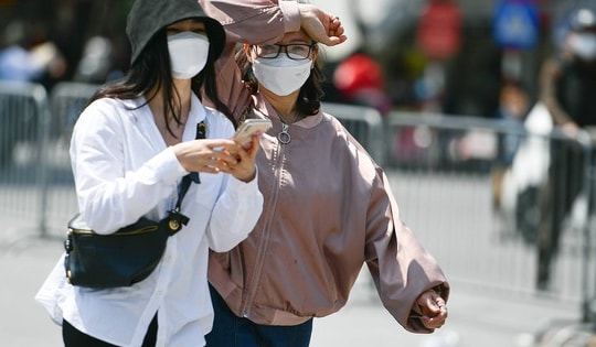 Tin sáng 4/3: Người mua lỗ nặng dù vàng tăng giá; miền Bắc nắng nóng sớm; Chó dại chạy vào trường tấn công học sinh và thầy giáo