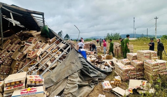 Người dân và công an giúp tài xế thu dọn 'bò húc' sau vụ lật xe ở Quảng Trị