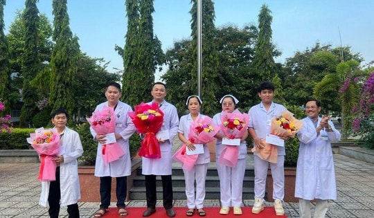 Khen thưởng đột xuất ê kíp cứu sống bệnh nhân sau 90 phút ngưng tim