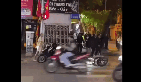 Video: Nhóm thanh niên dùng xẻng đuổi đánh nhau gây náo loạn phố Lò Đúc