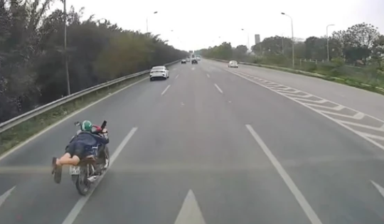 Bắt tạm giam thanh niên nằm yên xe máy tạt đầu ô tô ở Đại lộ Thăng Long