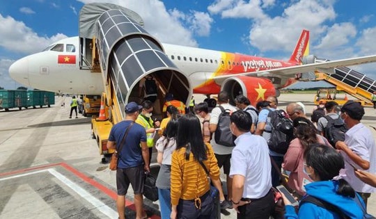 Tăng trần giá vé máy bay, du lịch nội địa lo 'ế ẩm'