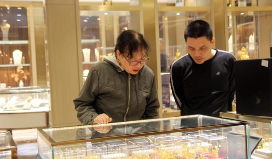 Cầu tăng cung 'đóng' khiến giá vàng trong nước tăng liên tiếp, chỉ một yếu tố này sẽ 'kéo' giá vàng về mức 60 triệu đồng/lượng