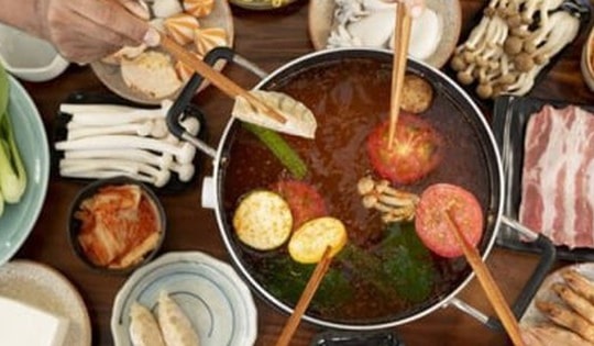 Người đàn ông 62 tuổi ho dai dẳng sau ăn lẩu, bác sĩ lập tức yêu cầu phẫu thuật