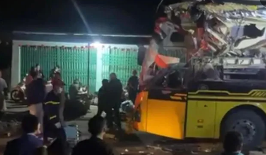 Tuyên Quang: Va chạm giữa xe khách và xe container khiến 5 người tử vong tại chỗ