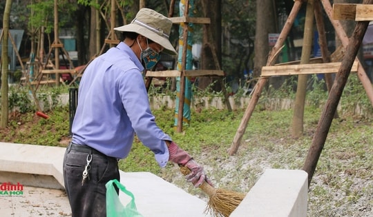 Công nhân thêm mảng xanh cho vườn hoa Hàng Đậu sau phản ánh bị 'bê tông hóa'
