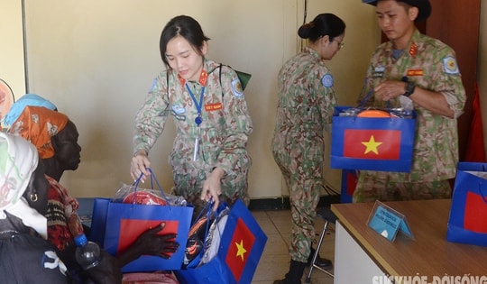 Bác sĩ Việt Nam khám bệnh miễn phí và tặng quà cho phụ nữ Nam Sudan dịp 8/3